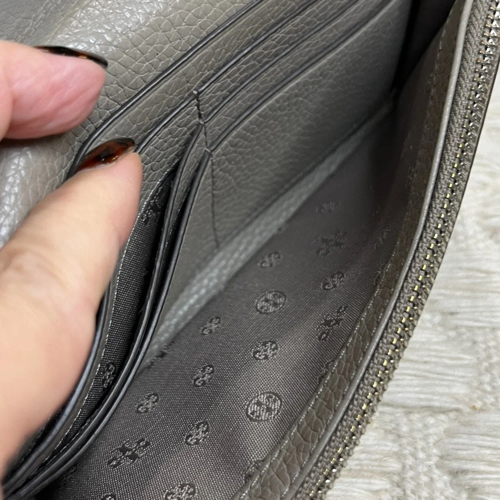 EUC Tory Burch Britten Envelope Wallet Wristlet Gray Heron Grey Silver